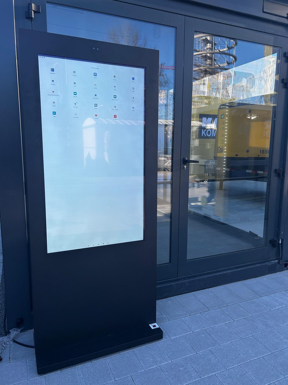 Digitale Outdoor Info Stele Stadtmarketing - Digitale Werbedisplays - Modulare Displays® - München