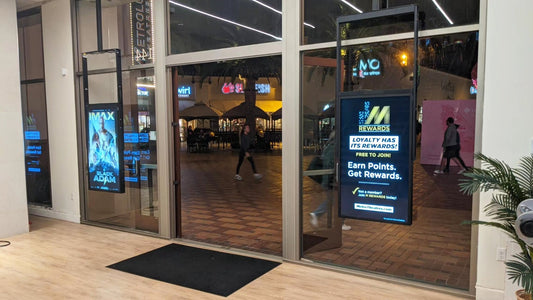 Schaufenster Werbedisplay digital, 49" und 55", 3500 cd/m²/ 1000 cd/m² - Digitale Werbedisplays - Modulare Displays® - München