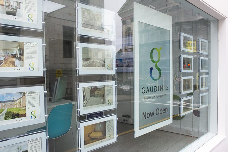 Doppelseitiger Werbebildschirm für Schaufenster 43 - 55 Zoll, mit Deckenhängung