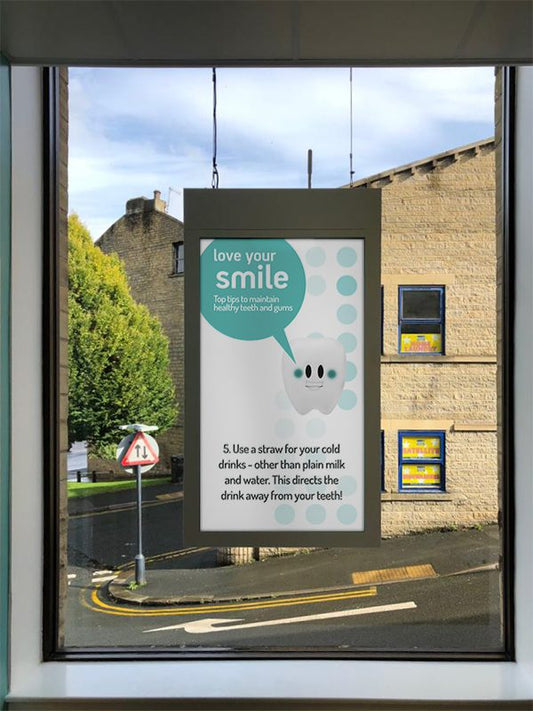 Doppelseitiger Werbebildschirm für Schaufenster 43 - 55 Zoll, mit Deckenhängung - Digitale Werbedisplays - Modulare Displays® - München