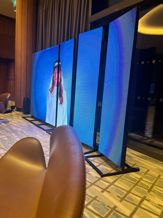 7 Gründe, warum modulare LED Video Totems Ihr nächstes Event revolutionieren - Digitale Werbedisplays - Modulare Displays® - München