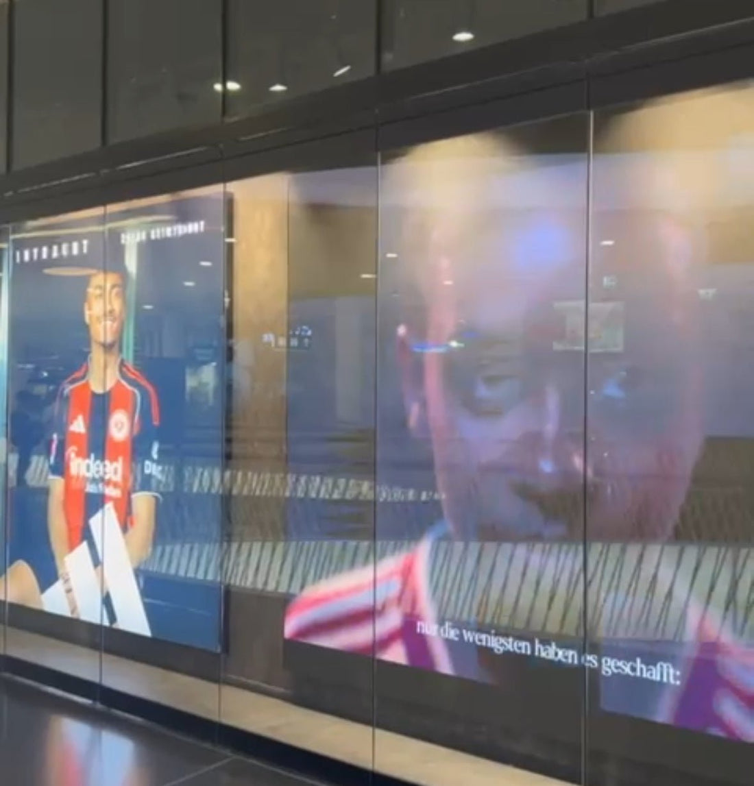 Eintracht Frankfurt Fan Shop - Digital Signage Installation - Digitale Werbedisplays - Modulare Displays® - München