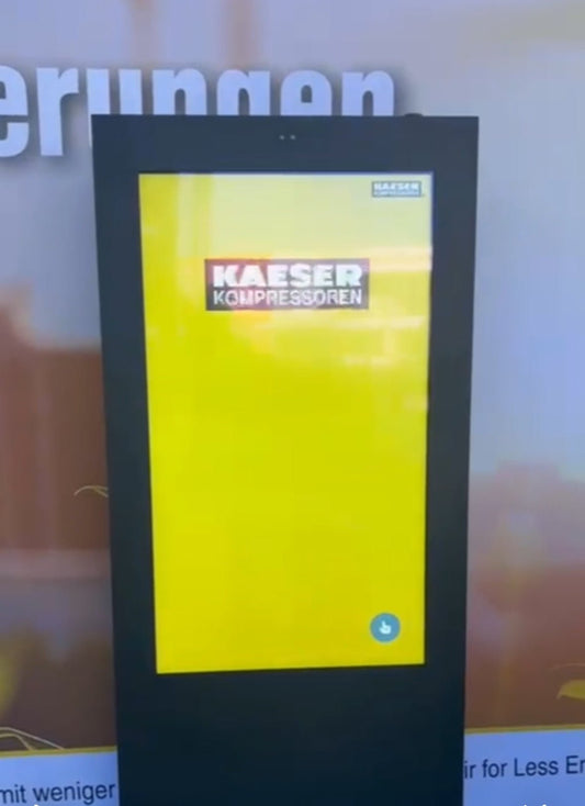Digitale Infostelen bei der Bauma München 2025: Käser Kompressoren setzt auf innovative LED-Technologie - Digitale Werbedisplays - Modulare Displays® - München