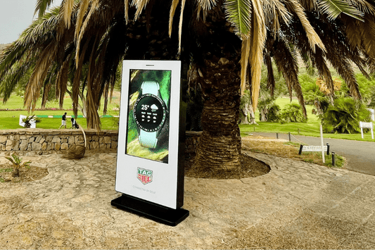 Fallstudie freistehende Werbemonitore mit 55" und 2500 cd/m² - Digitale Werbedisplays - Modulare Displays® - München