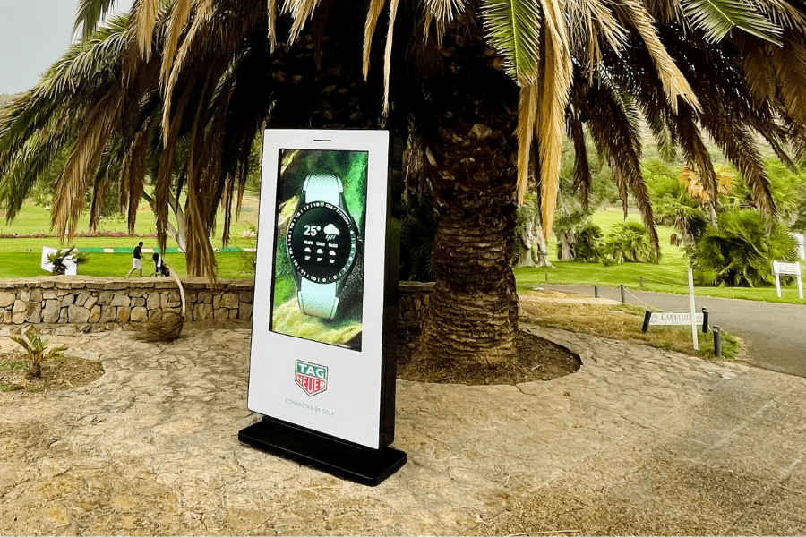 Fallstudie freistehende Werbemonitore mit 55" und 2500 cd/m² - Digitale Werbedisplays - Modulare Displays® - München