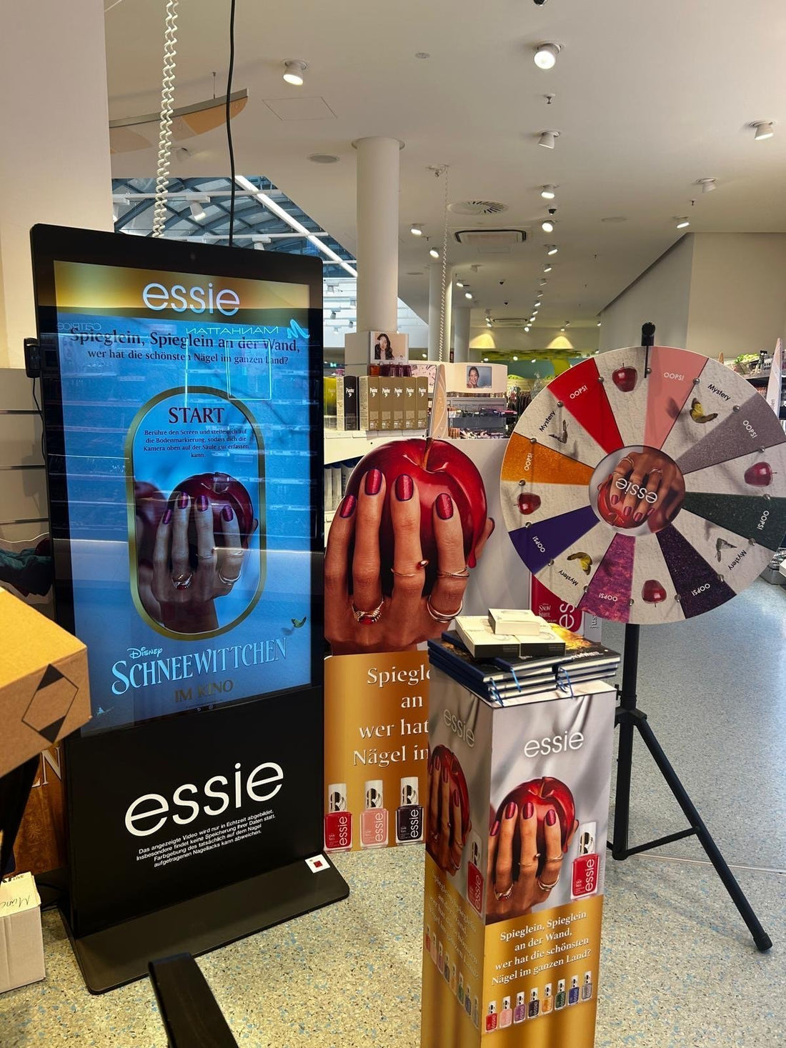 Wie L'Oreal mit virtueller Nagellack-Anprobe 85% mehr Engagement erreichte - Digitale Werbedisplays - Modulare Displays® - München
