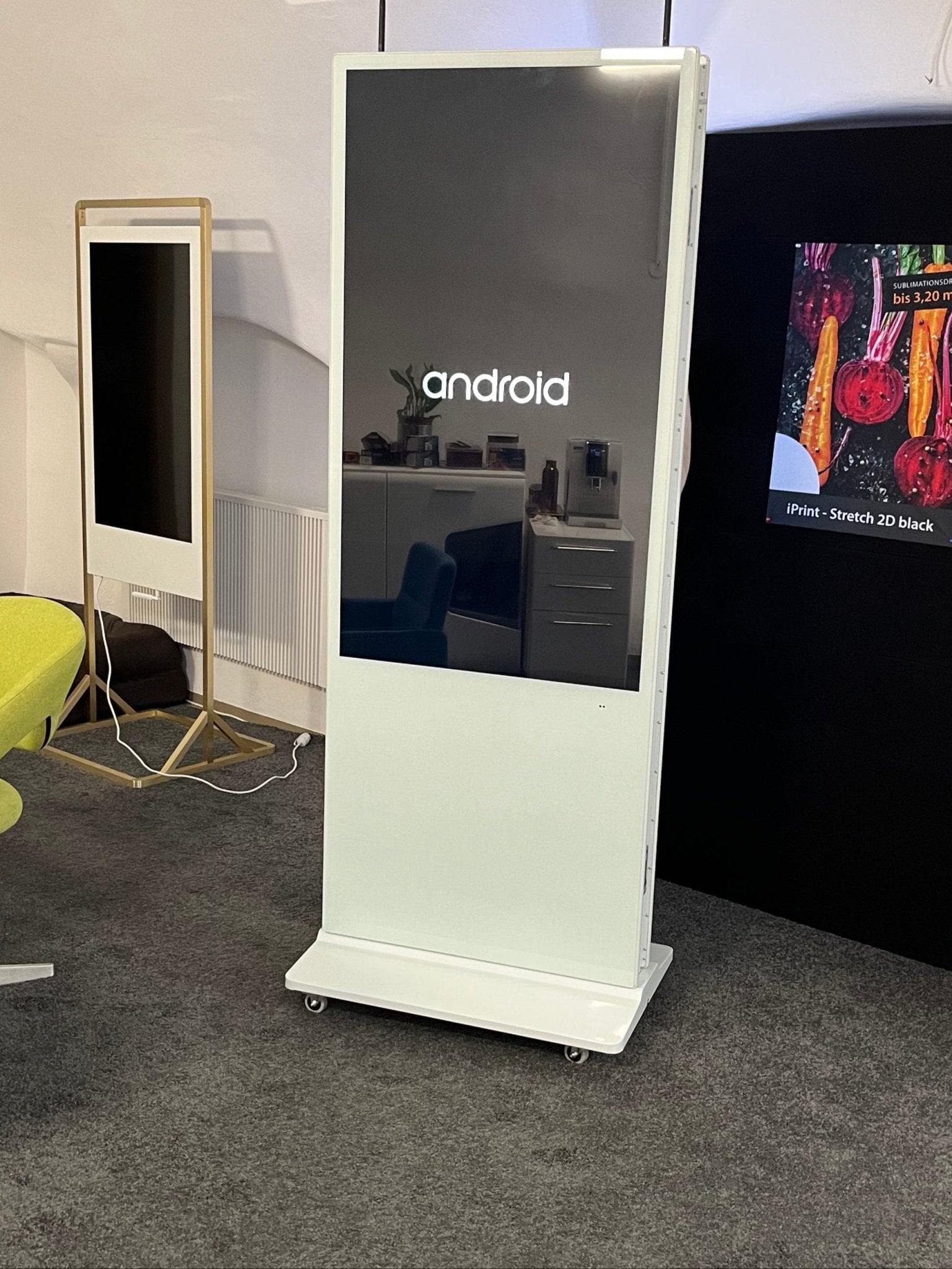 Doppelseitige Infostele 55 Zoll mit Android und Media Player - Digitale Werbedisplays - Modulare Displays® - München