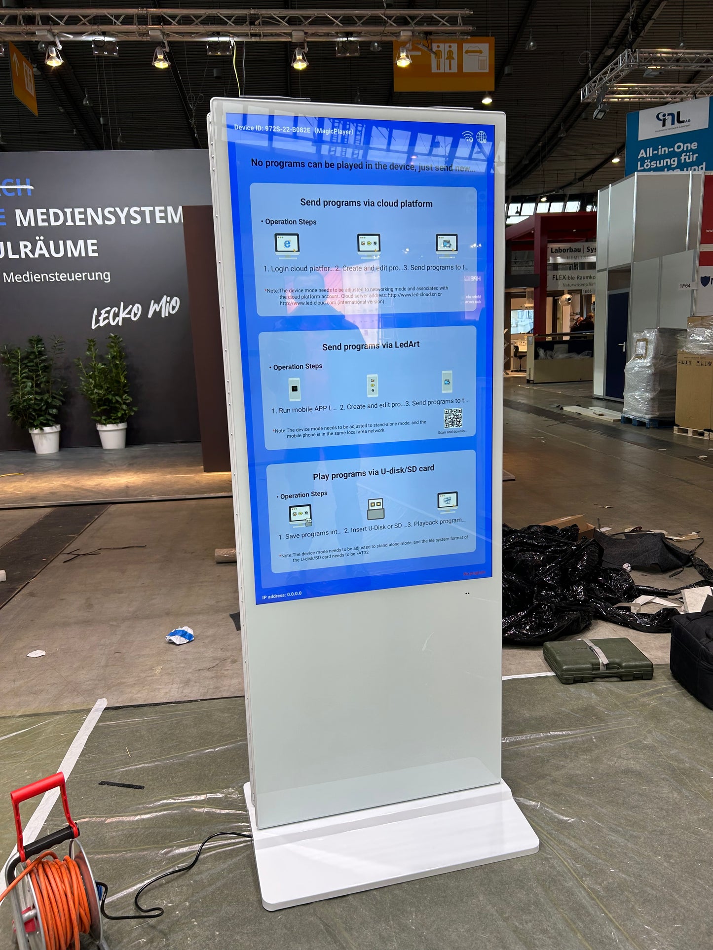 Digitale Infostele doppelseitig 55" freistehend zu vermieten