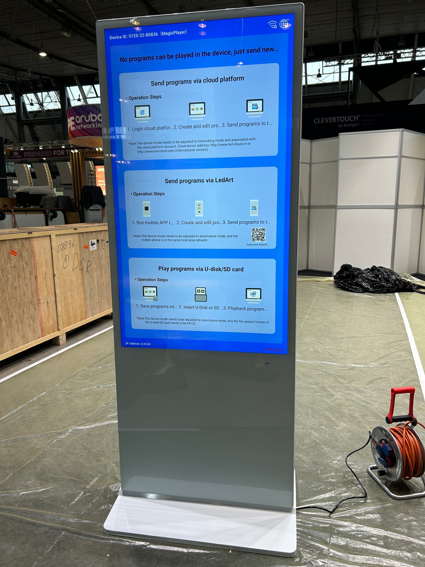 Digitale Infostele doppelseitig 55" freistehend zu vermieten
