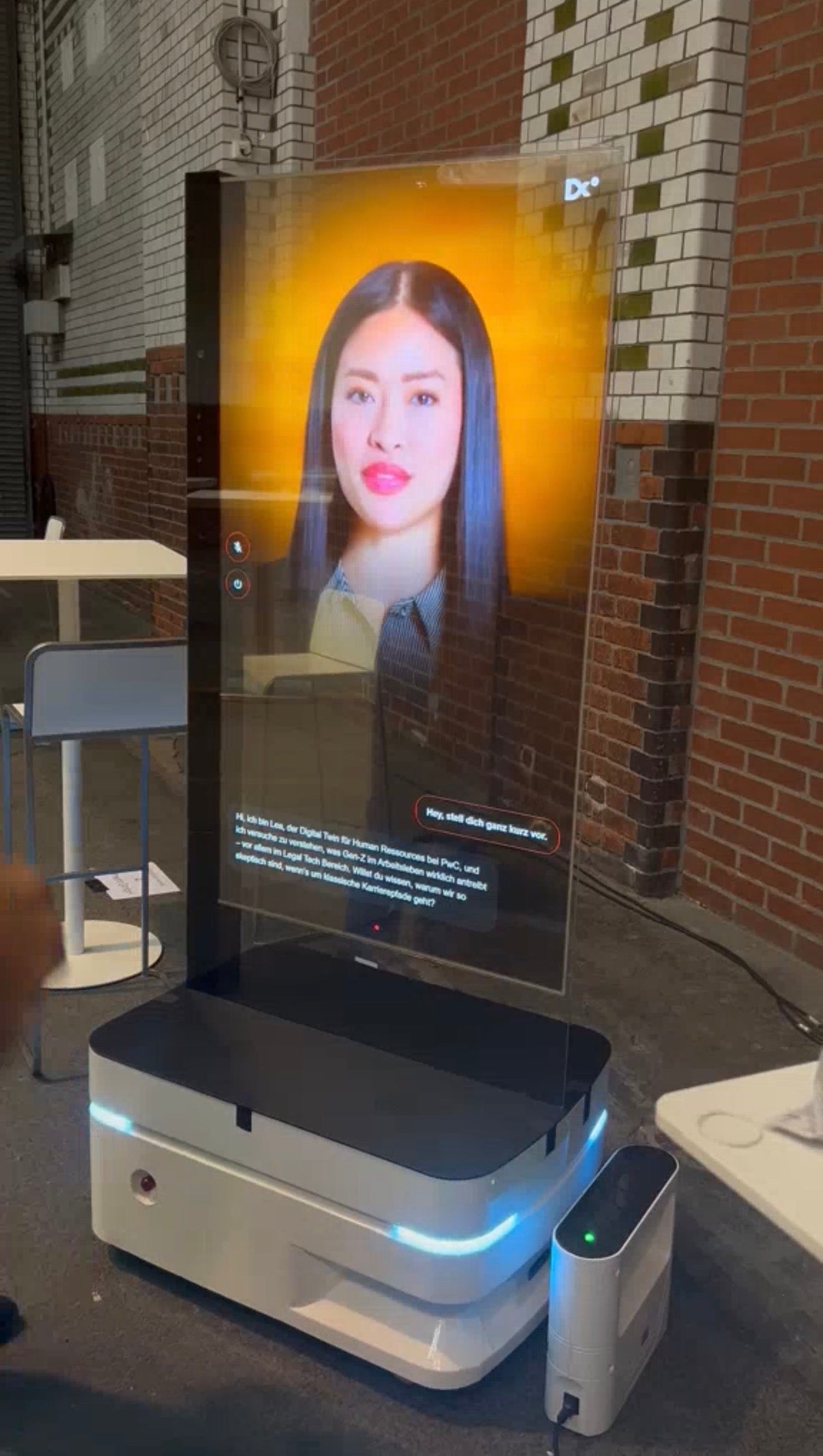 KI-Werberoboter mit Transparent-OLED & Digital Human (30/48/55")