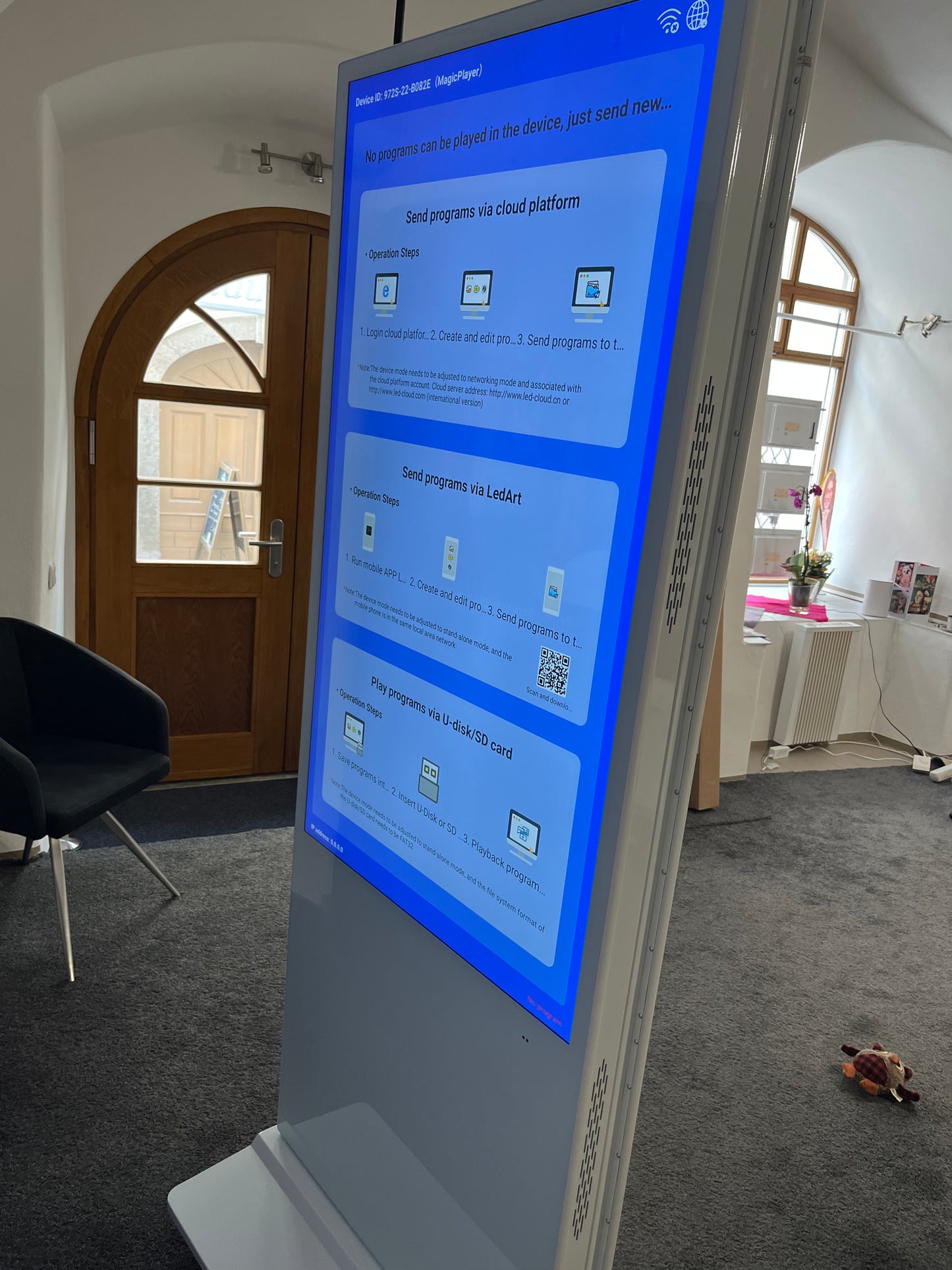Digitale Infostele doppelseitig 55" freistehend zu vermieten