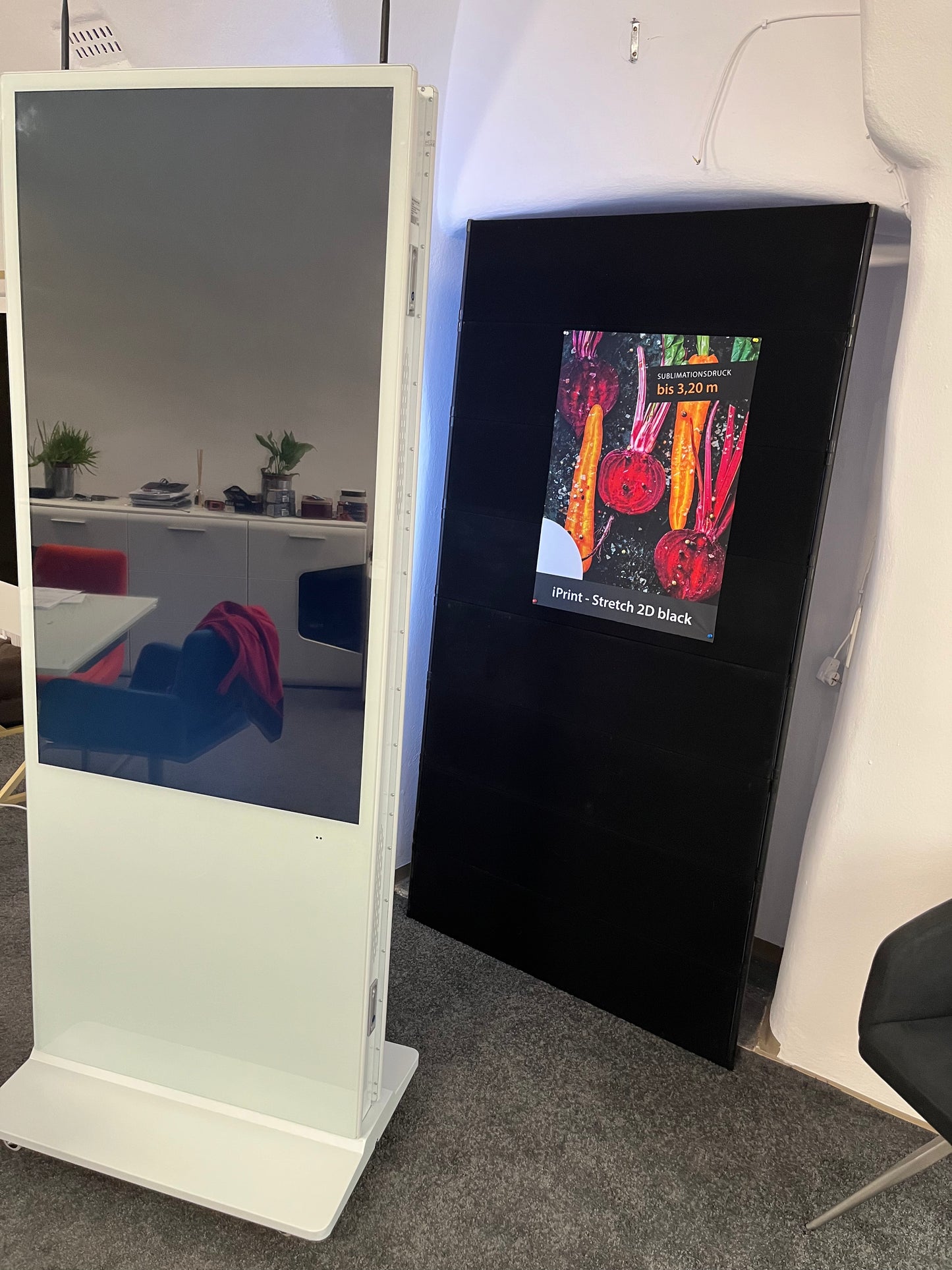 Digitale Infostele doppelseitig 55" freistehend zu vermieten