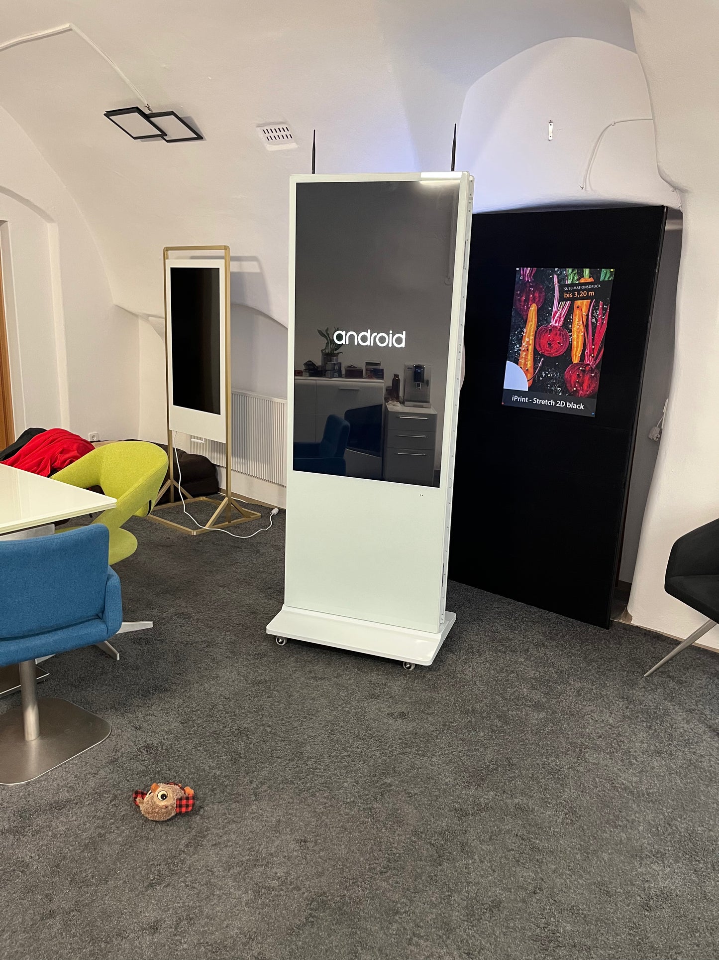 Digitale Infostele doppelseitig 55" freistehend zu vermieten