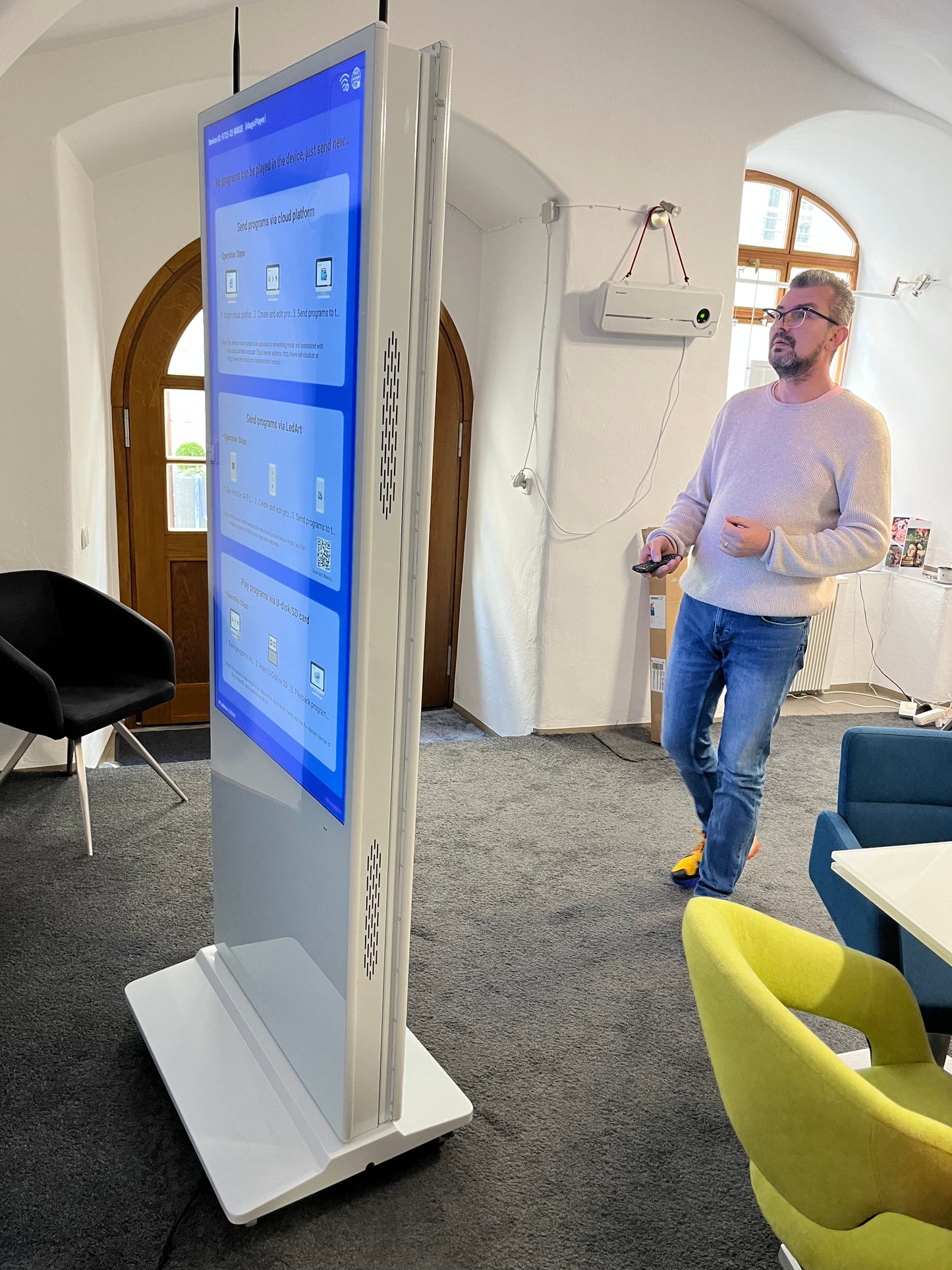 Digitale Infostele doppelseitig 55" freistehend zu vermieten