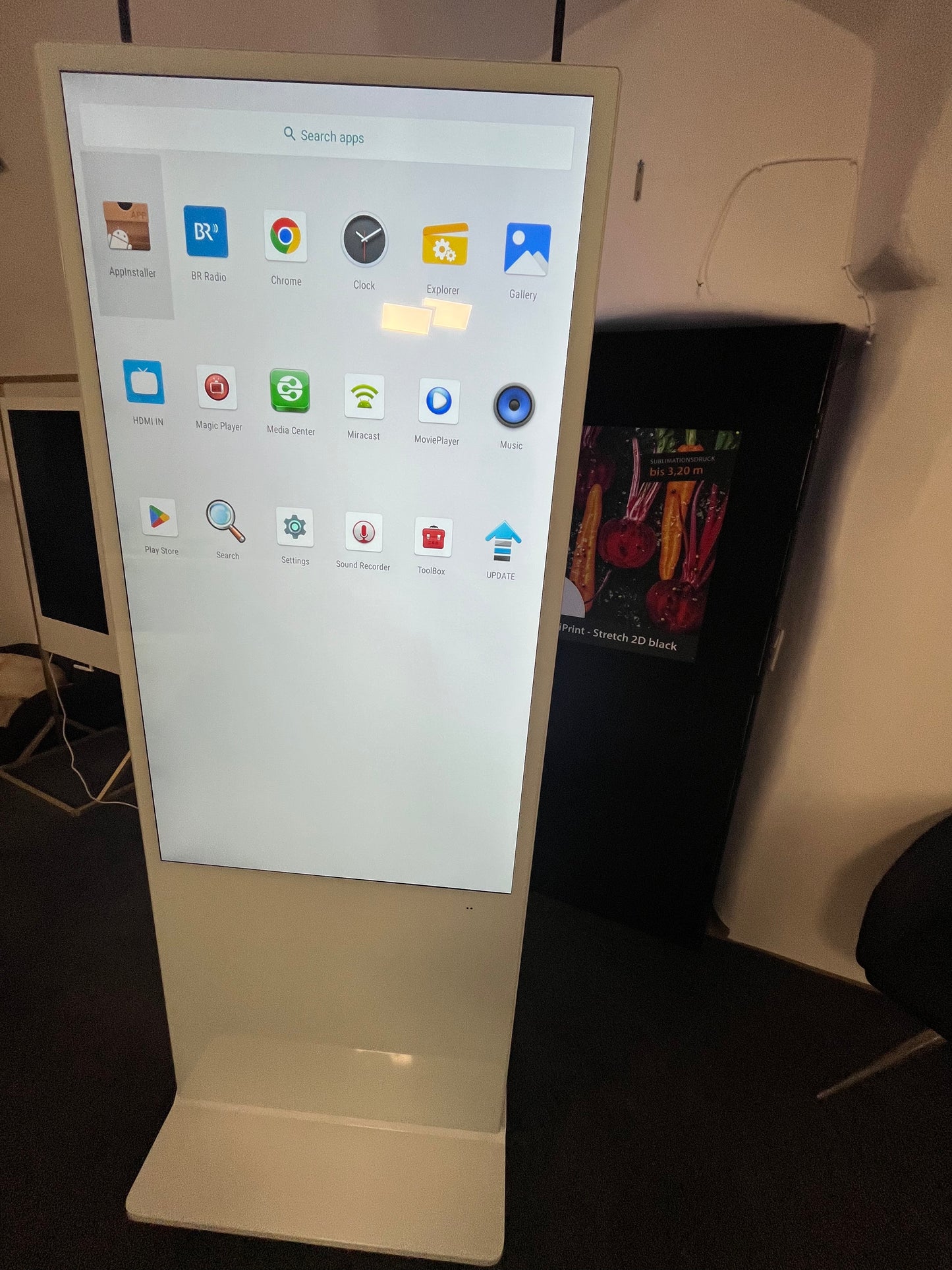 Digitale Infostele doppelseitig 55" freistehend zu vermieten