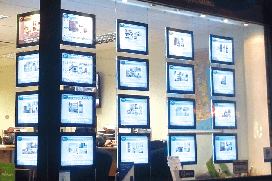 Seilsystem LED Acryl - Posterhalter Hochformat mit frontaler Befestigung DIN A1 - Digitale Werbedisplays - Modulare Displays® - München