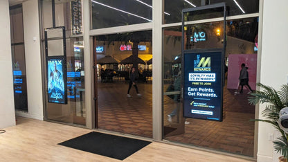 Schaufenster Werbedisplay digital, 49" und 55", 3500 cd/m²/ 1000 cd/m² - Digitale Werbedisplays - Modulare Displays® - München
