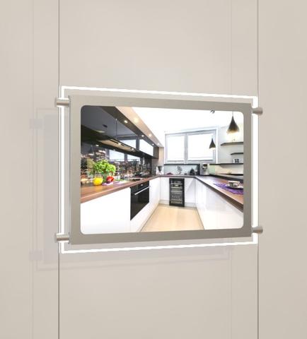 Schaufenster Displays Querformat DIN A4 mit seitlicher Befestigung- LED Acryl- Postertaschen - Digitale Werbedisplays - Modulare Displays® - München