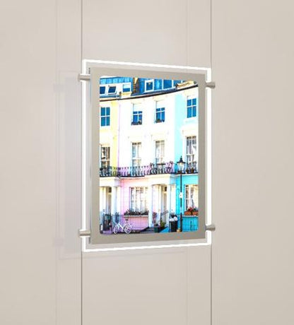 Seilsystem mit doppelseitigen LED Postertaschen DIN A4, mit seitlicher Befestigung - Digitale Werbedisplays - Modulare Displays® - München