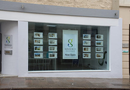 Doppelseitiger Werbebildschirm für Schaufenster 43 - 55 Zoll, mit Deckenhängung - Digitale Werbedisplays - Modulare Displays® - München