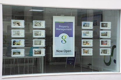 Doppelseitiger Werbebildschirm für Schaufenster 43 - 55 Zoll, mit Deckenhängung - Digitale Werbedisplays - Modulare Displays® - München
