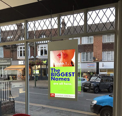 Doppelseitiger Werbebildschirm für Schaufenster 43 - 55 Zoll, mit Deckenhängung - Digitale Werbedisplays - Modulare Displays® - München