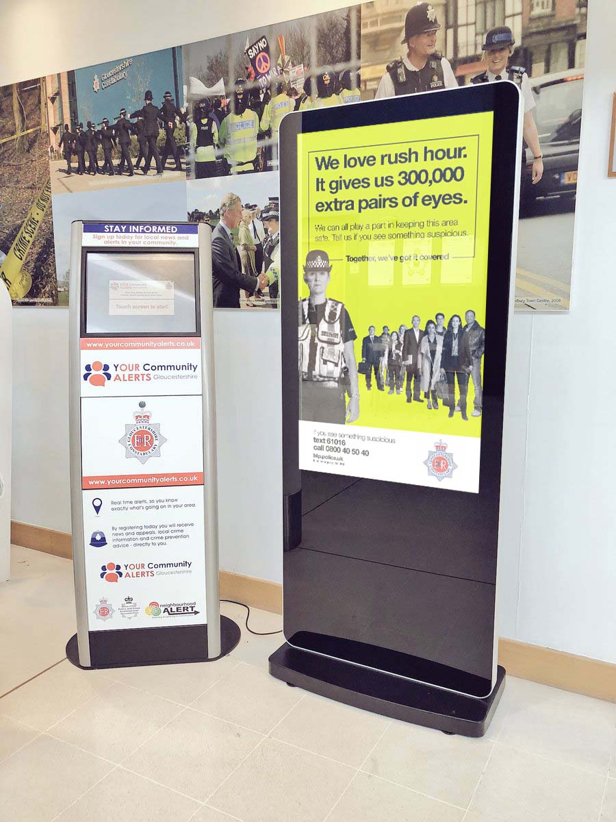 Digitale Info - Stele mit Android Media - Player. 50 und 55 Zoll Werbemonitor "SLIM - Line" - Digitale Werbedisplays - Modulare Displays® - München