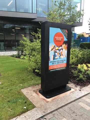 Freistehendes Werbedisplay für Außenbereich 43 Zoll bis 86 Zoll - digitale Werbung - Digitale Werbedisplays - Modulare Displays® - München